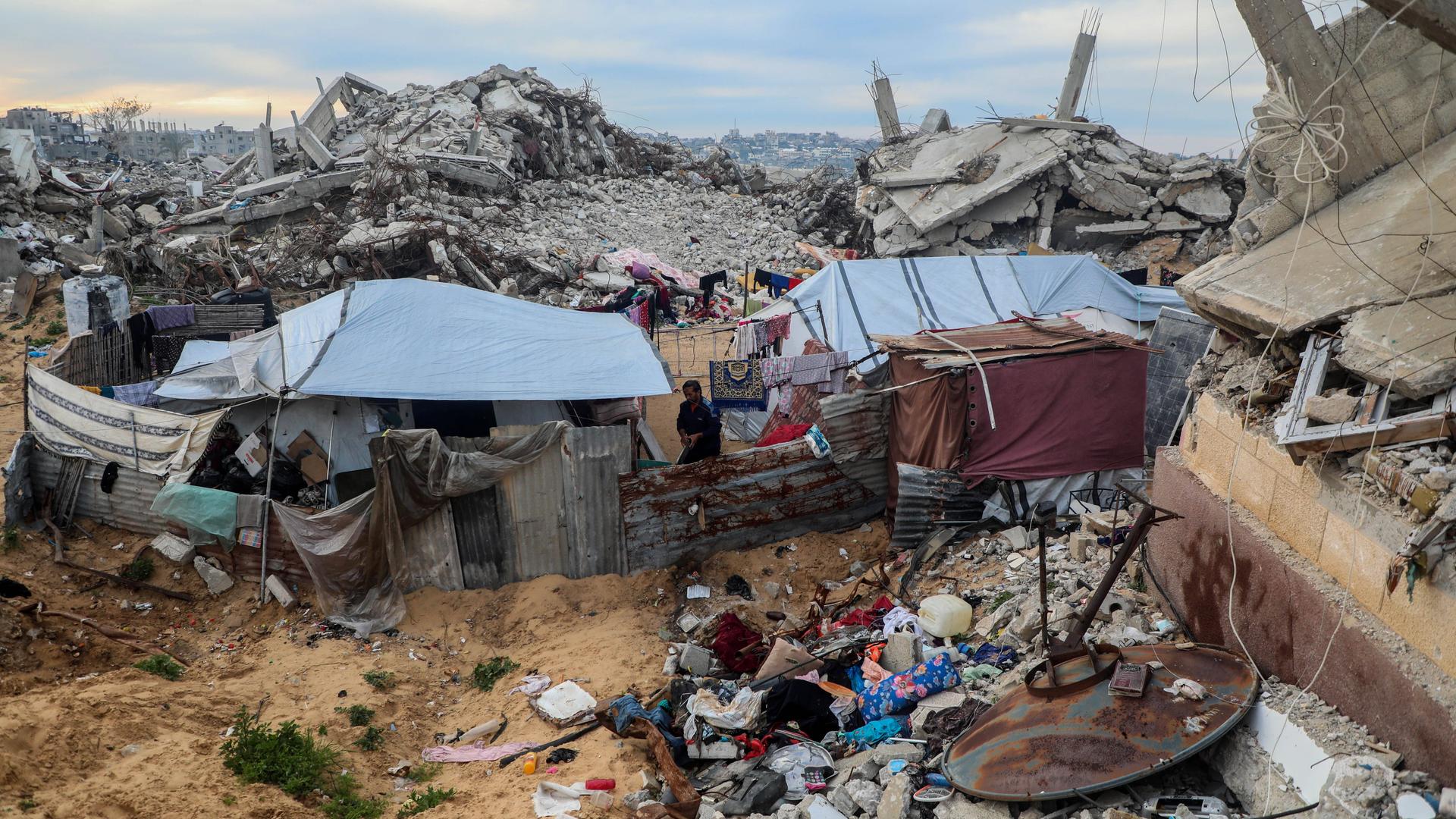 Eine provisorische Unterkunft zwischen Häuserruinen und Trümmern im Gazastreifen.