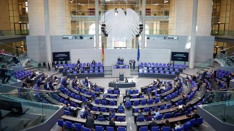 Im Plenarsaal des Deutschen Bundestags in Berlin sitzen die Abgeordneten.