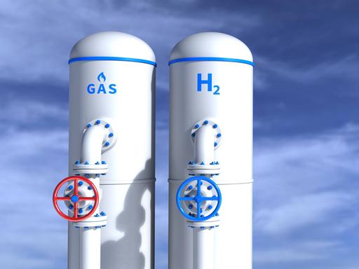Zwei weiße Tanks vor blauem Himmel: Auf dem linken Tank steht "Gas", auf dem rechten "H2".