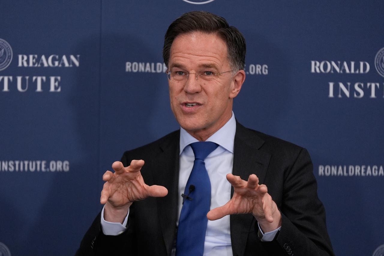 NATO-Generalsekretär Mark Rutte spricht im Ronald Reagan Institute in Washington und gestikuliert mit beiden Händen.