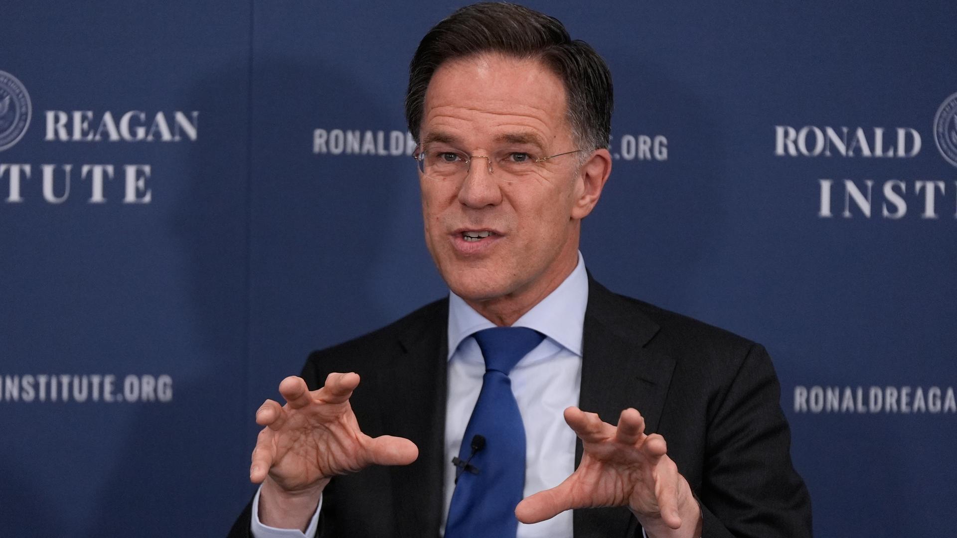 NATO-Generalsekretär Mark Rutte spricht im Ronald Reagan Institute in Washington und gestikuliert mit beiden Händen.