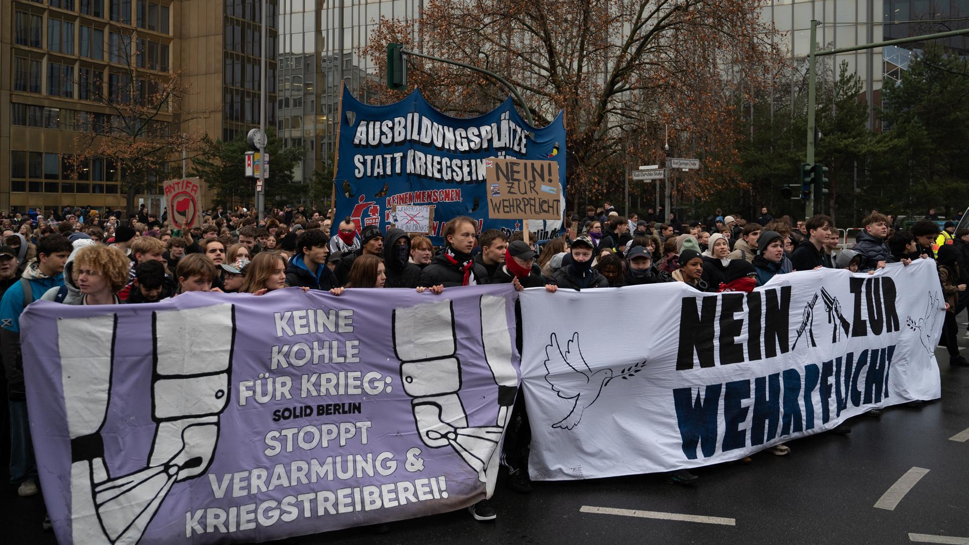 Mehrere hundert Teilnehmer protestieren auf einer Demonstration gegen die Wehrdienstpläne der schwarz-roten Koalition in Berlin. Mehrere hundert Teilnehmer protestieren auf einer Demonstration gegen die Wehrdienstpläne der schwarz-roten Koalition in Berlin.