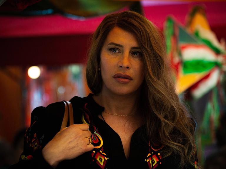 Die Schauspielerin Karla Sofia Gascón ist in einer Szene des Films Jacques Audiard als Emilia Pérez zu sehen. 