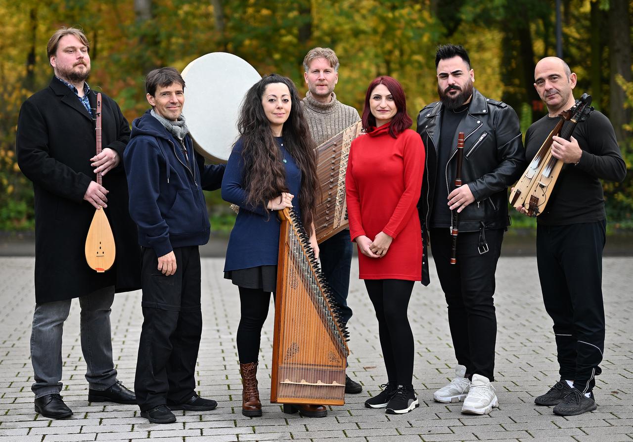 Eine Reihe von Musikerinnen und Musikern mit fernöstlichen Instrumenten zusammen mit Stefan Pohlit.