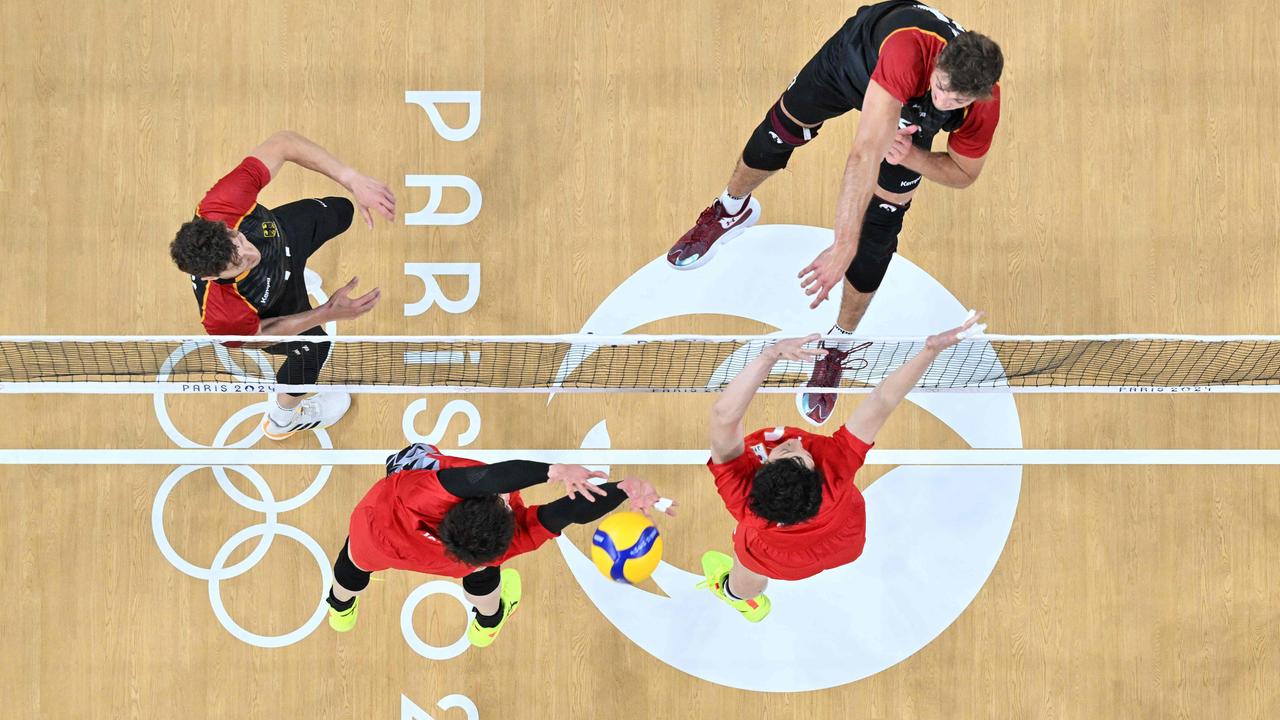 Olympia 2024: Deutschlands Tobias Krick (oben/r) schlägt den Ball.