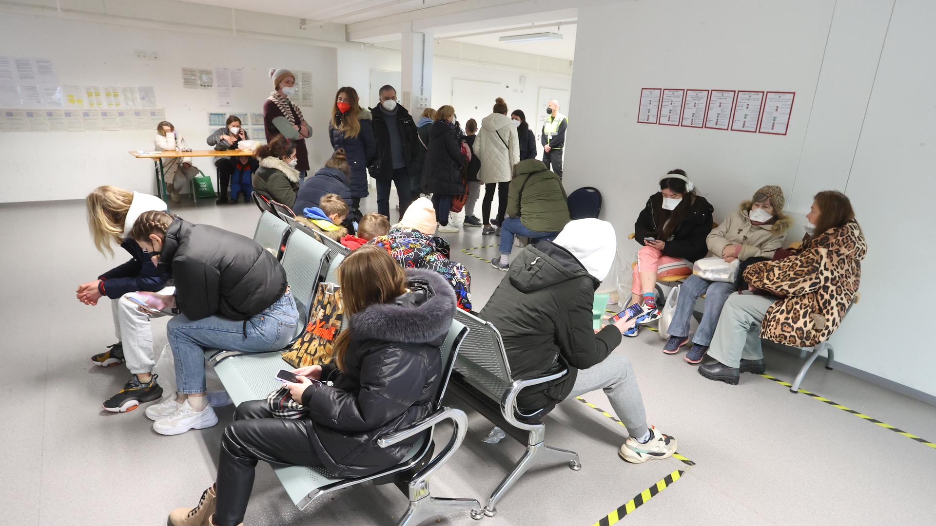 Flüchtlingen im Wartebereich für die Registrierung im Ankerzentrum Augsburg.