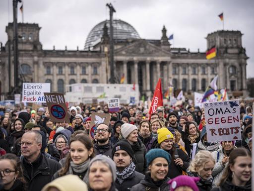 Menschen bei einer Demo gegen Rechtsextremismus vor dem Reichstag in Berlin am 3. Februar 2024.