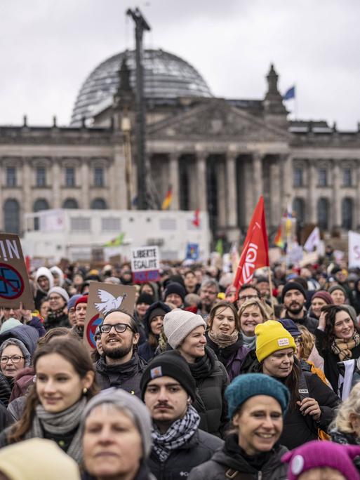 Menschen bei einer Demo gegen Rechtsextremismus vor dem Reichstag in Berlin am 3. Februar 2024.