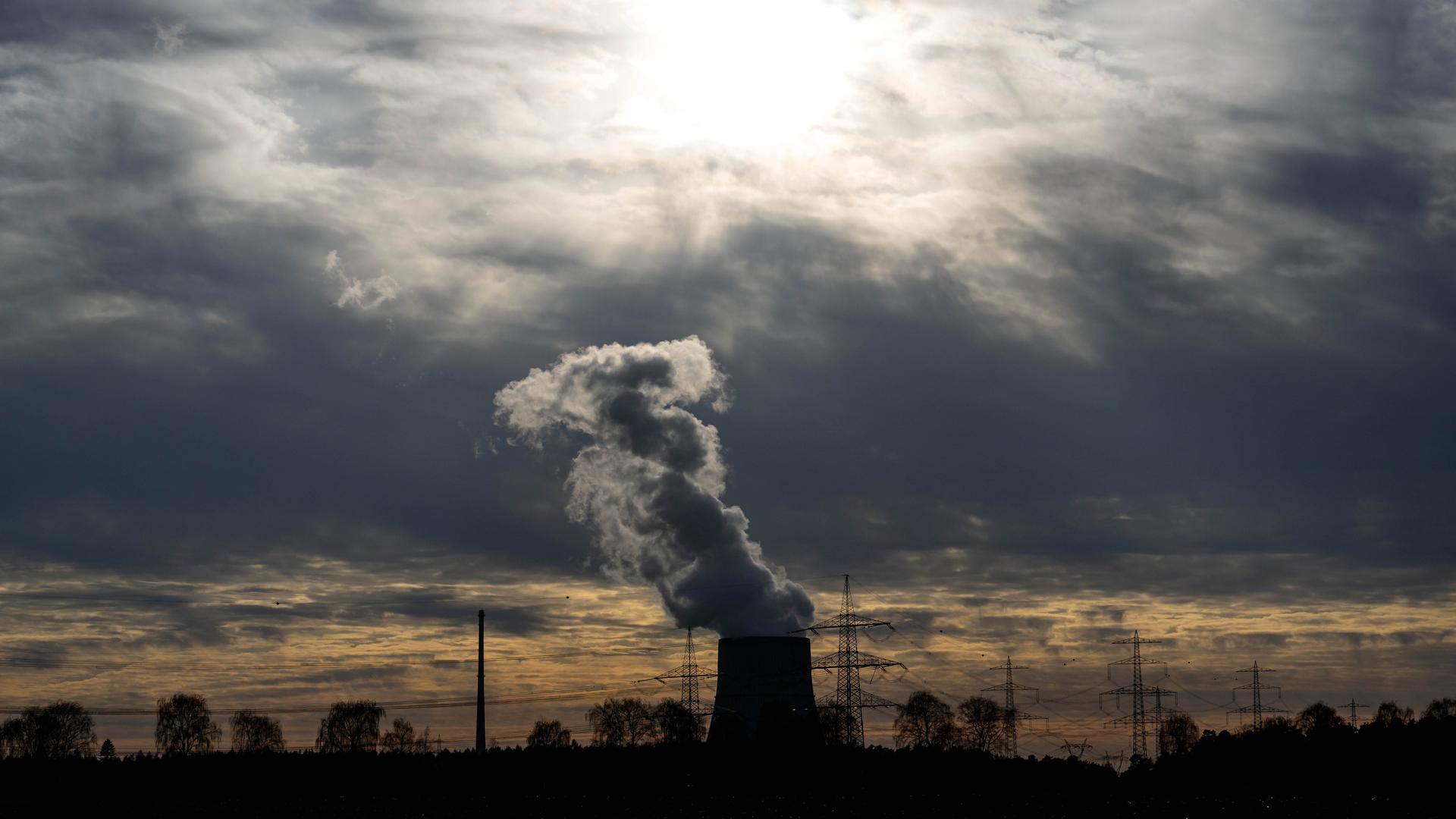 Wolken und ein dramatischer Himmel über dem Kernkraftwerk Emsland 