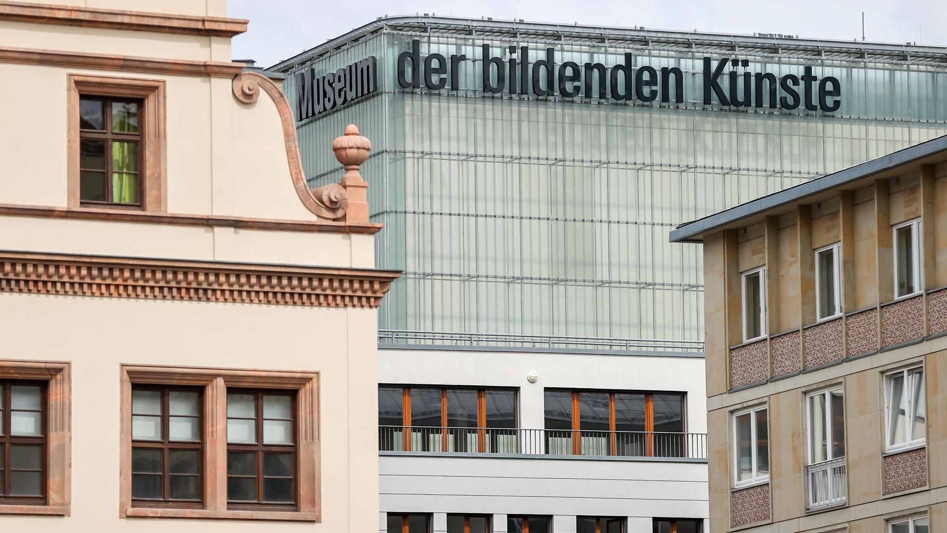 Das Museum der bildenden Künste (MdbK) ragt hinter anderen Gebäuden empor. Das Museum der bildenden Künste (MdbK) ragt hinter anderen Gebäuden empor.