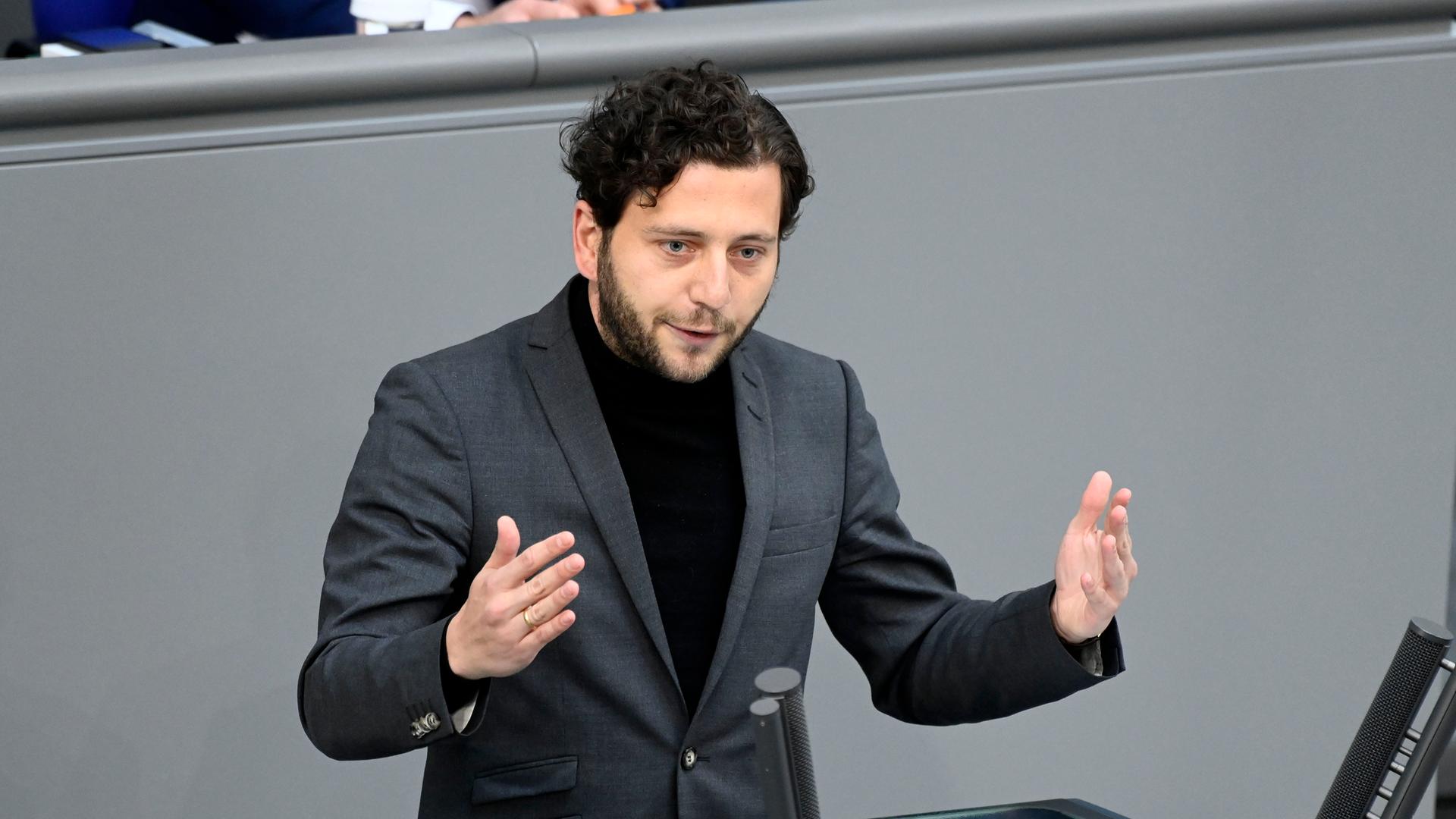 Felix Banaszak steht gestikulierend am Redepult des Bundestages.