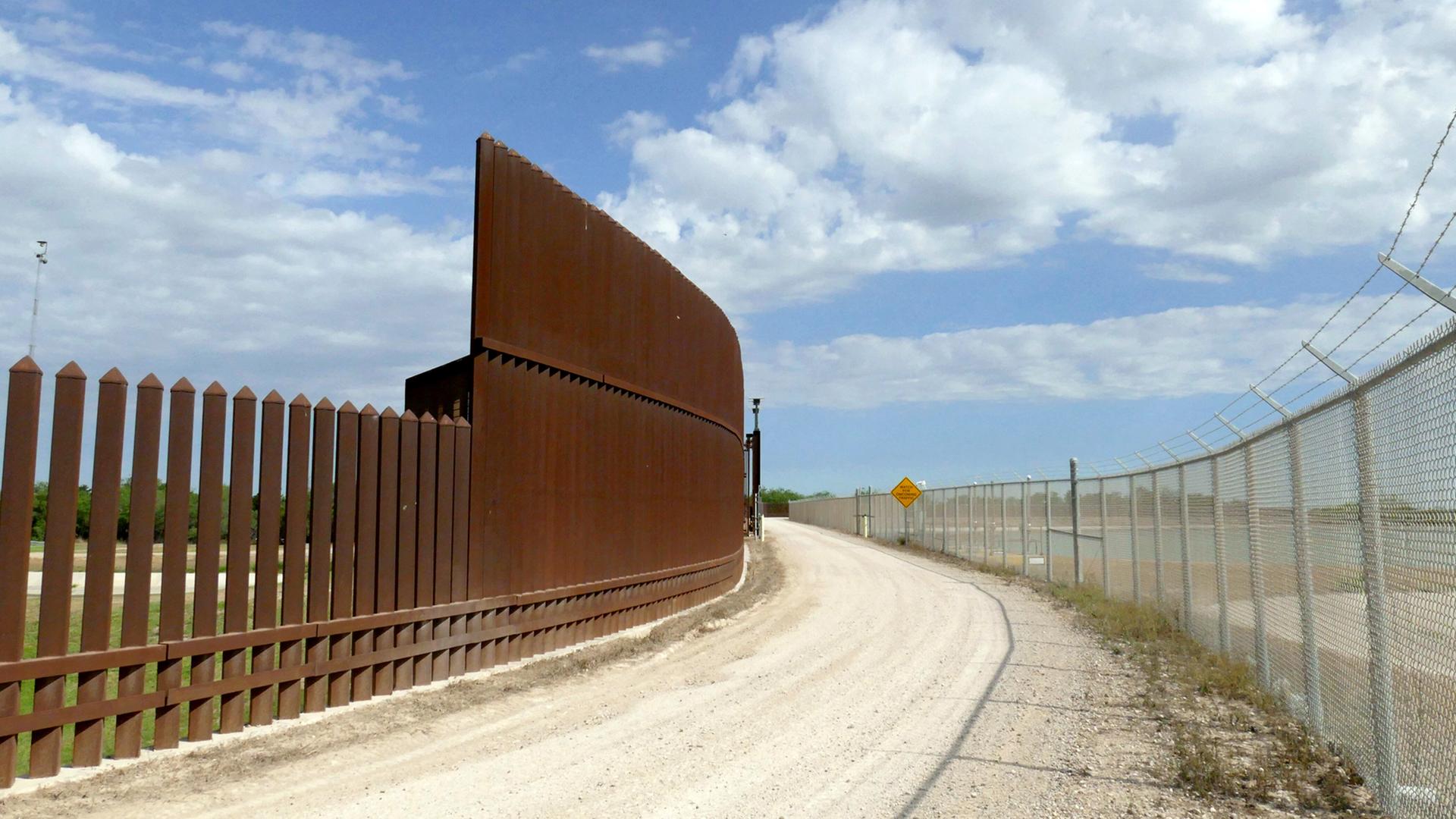 Grenzzaun zwischen den Vereinigten Staaten und Mexiko: Ein Abschnitt des Zauns trennt die Stadt Hidalgo in Texas, die zum Rio-Grande-Tal gehört, von Mexiko.