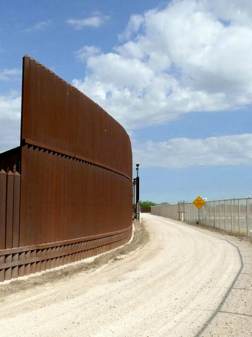 Grenzzaun zwischen den Vereinigten Staaten und Mexiko: Ein Abschnitt des Zauns trennt die Stadt Hidalgo in Texas, die zum Rio-Grande-Tal gehört, von Mexiko.