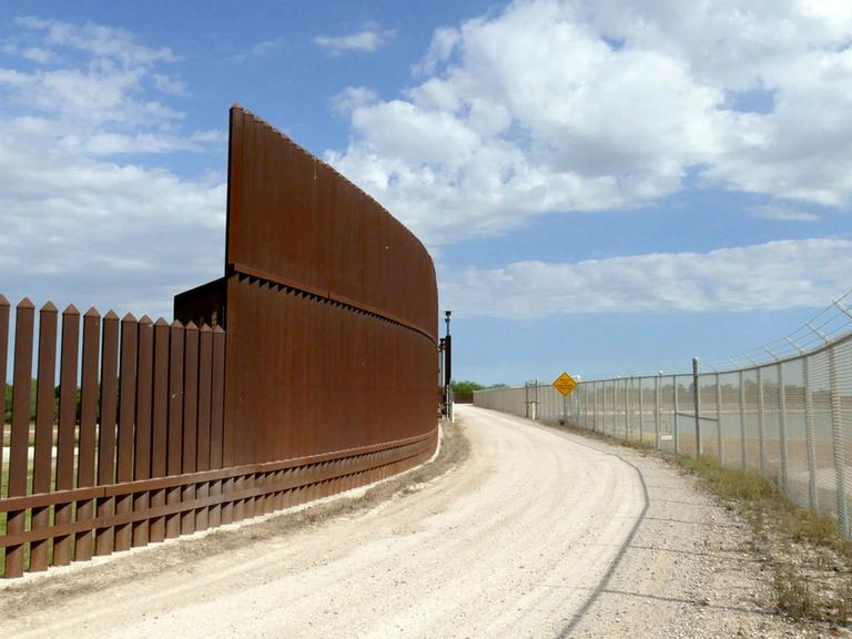 Grenzzaun zwischen den Vereinigten Staaten und Mexiko: Ein Abschnitt des Zauns trennt die Stadt Hidalgo in Texas, die zum Rio-Grande-Tal gehört, von Mexiko.
