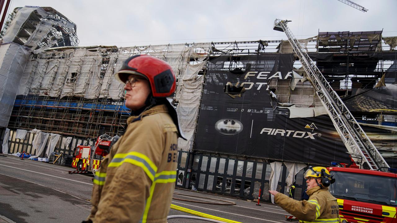 Dänemark, Kopenhagen: Feuerwehrleute arbeiten daran, das Feuer vollständig zu löschen und das Gebäude der ehemaligen Börse "Boersen" von Kopenhagen zu sichern.