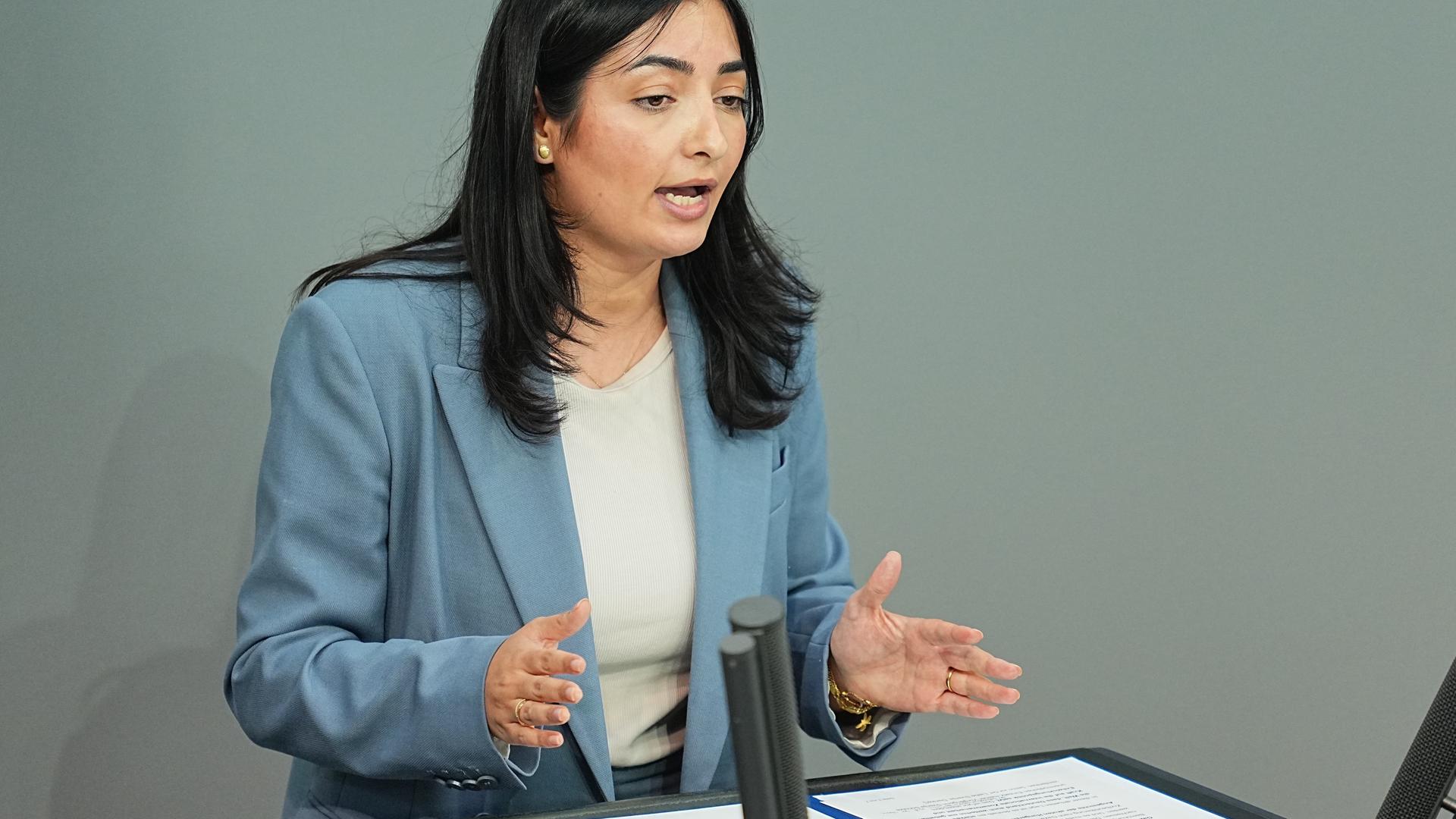 Bundesentwicklungsministerin Alabali-Radovan (SPD) spricht im Plenum des Bundestags zu den Abgeordneten. Bundesentwicklungsministerin Alabali-Radovan (SPD) spricht im Plenum des Bundestags zu den Abgeordneten.