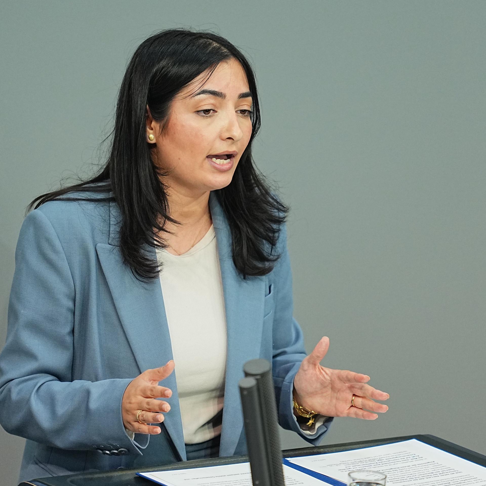 Bundesentwicklungsministerin Alabali-Radovan (SPD) spricht im Plenum des Bundestags zu den Abgeordneten. 