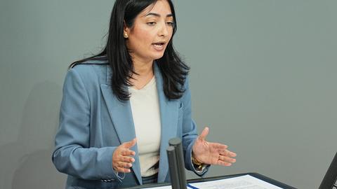 Bundesentwicklungsministerin Alabali-Radovan (SPD) spricht im Plenum des Bundestags zu den Abgeordneten. 