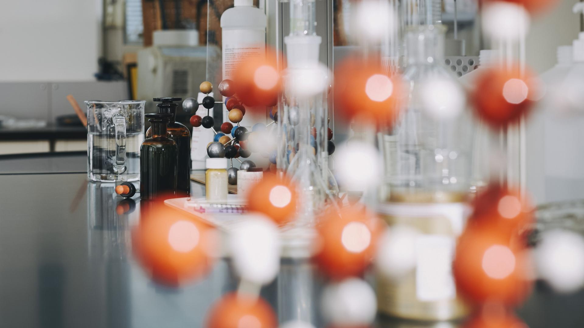 In einem Chemielabor stehen verschiedene Modelle von Molekularstrukturen.