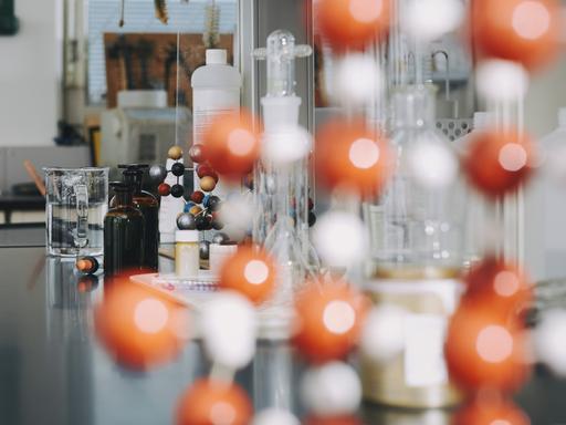 In einem Chemielabor stehen verschiedene Modelle von Molekularstrukturen.