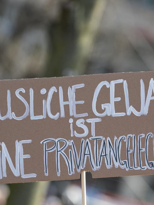 Ein Schild mit der Aufschrift „Häusliche Gewalt ist keine Privatangelegenheit“ wird am 8. März 2025 auf einer Demonstration hochgehalten. Am internationalen Frauentag finden zahlreiche Demonstrationen in Berlin statt.