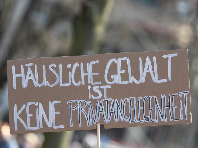 Ein Schild mit der Aufschrift „Häusliche Gewalt ist keine Privatangelegenheit“ wird am 8. März 2025 auf einer Demonstration hochgehalten. Am internationalen Frauentag finden zahlreiche Demonstrationen in Berlin statt.