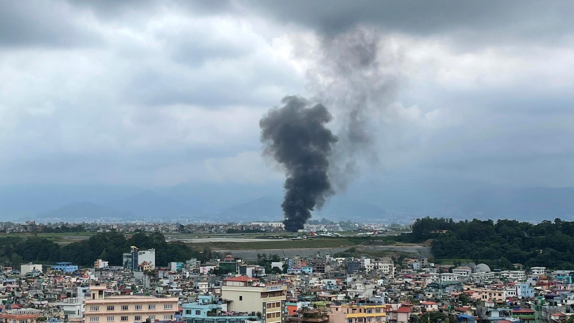 Rauch steigt vom Tribhuvan International Airport in Kathmandu, Nepal, auf. 