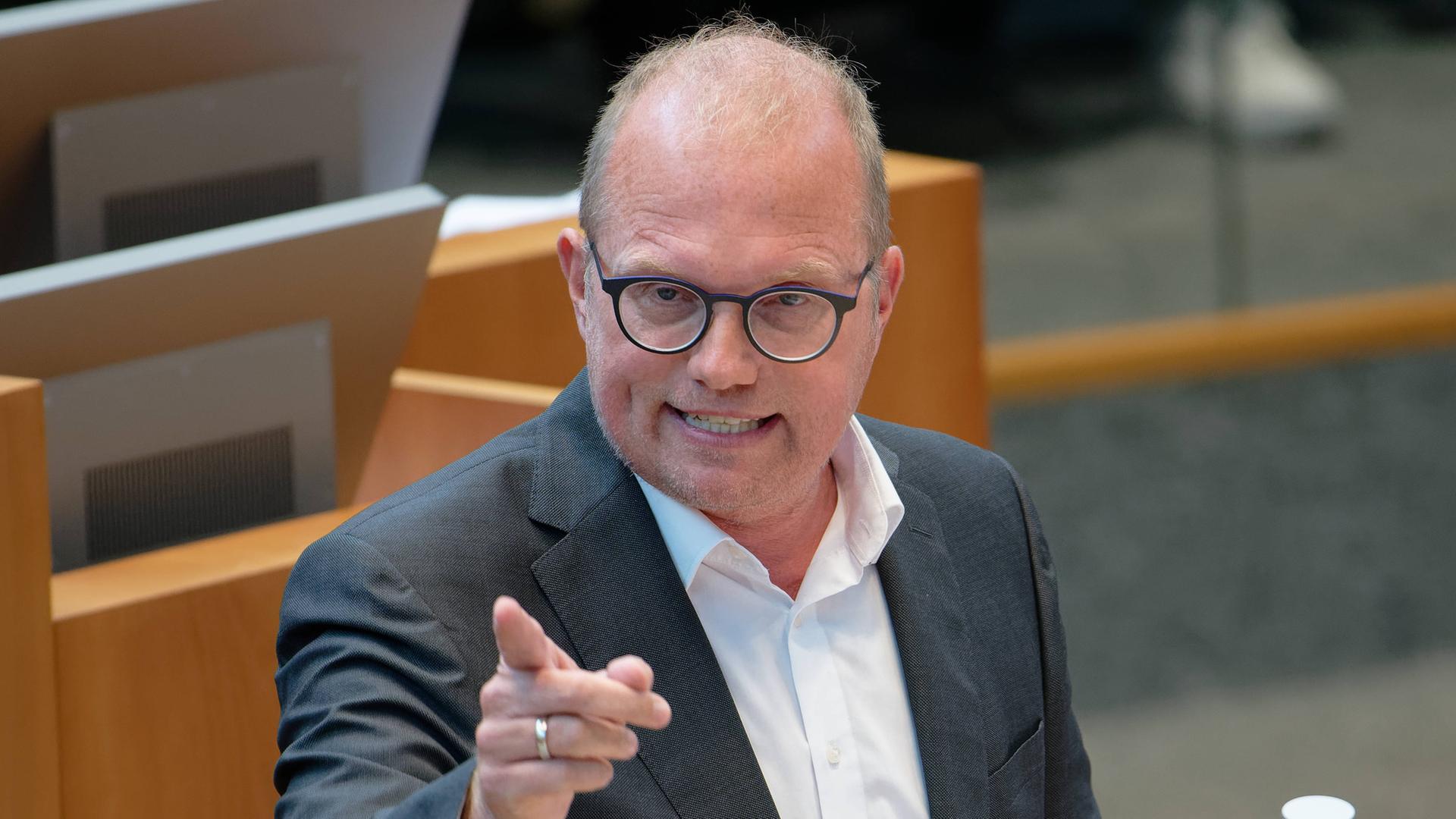 Düsseldorf: Jochen Ott (SPD), Vorsitzender der Landtagsfraktion seiner Partei, spricht bei einer Plenarsitzung des Landtags von Nordrhein-Westfalen. Düsseldorf: Jochen Ott (SPD), Vorsitzender der Landtagsfraktion seiner Partei, spricht bei einer Plenarsitzung des Landtags von Nordrhein-Westfalen.