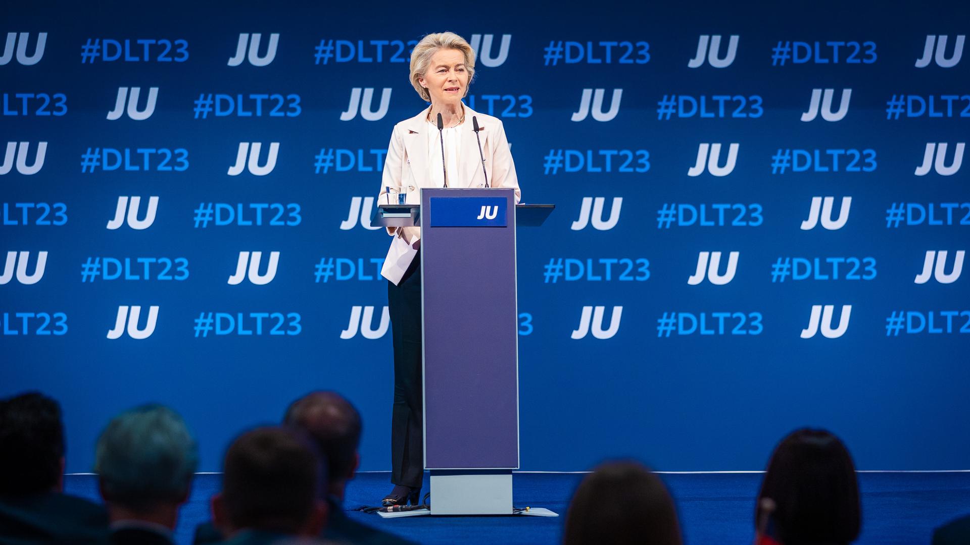 Das Foto zeigt Ursula von der Leyen, Präsidentin der Europäischen Kommission. Sie steht hinter einem Rednerpult und spricht zu den Delegierten einer Veranstaltung der Jungen Union. Das Foto zeigt Ursula von der Leyen, Präsidentin der Europäischen Kommission. Sie steht hinter einem Rednerpult und spricht zu den Delegierten einer Veranstaltung der Jungen Union.