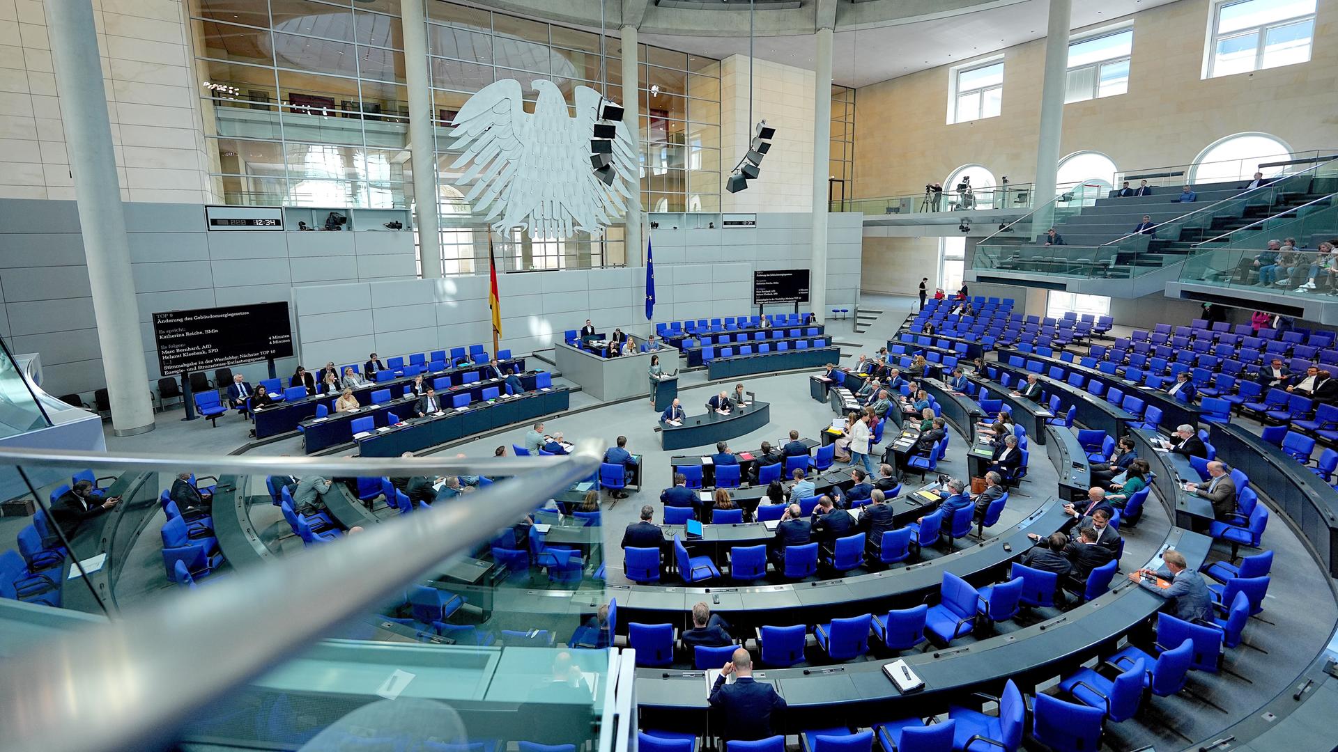 Katherina Reiche (CDU), Bundesministerin für Wirtschaft und Energie, spricht in der Debatte zum Gebäudeenergiegesetz im Plenarsaal im Bundestag. Katherina Reiche (CDU), Bundesministerin für Wirtschaft und Energie, spricht in der Debatte zum Gebäudeenergiegesetz im Plenarsaal im Bundestag.