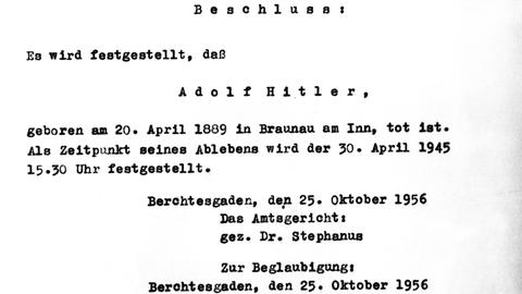 Die amtliche Erklärung. Laut Beschluss des Amtsgerichts Berchtesgaden vom 25. Oktober 1956 wurde der nationalsozialistische Führer Adolf Hitler für tot erklärt. Als Todeszeitpunkt wurde der 30. April 1945 festgestellt.