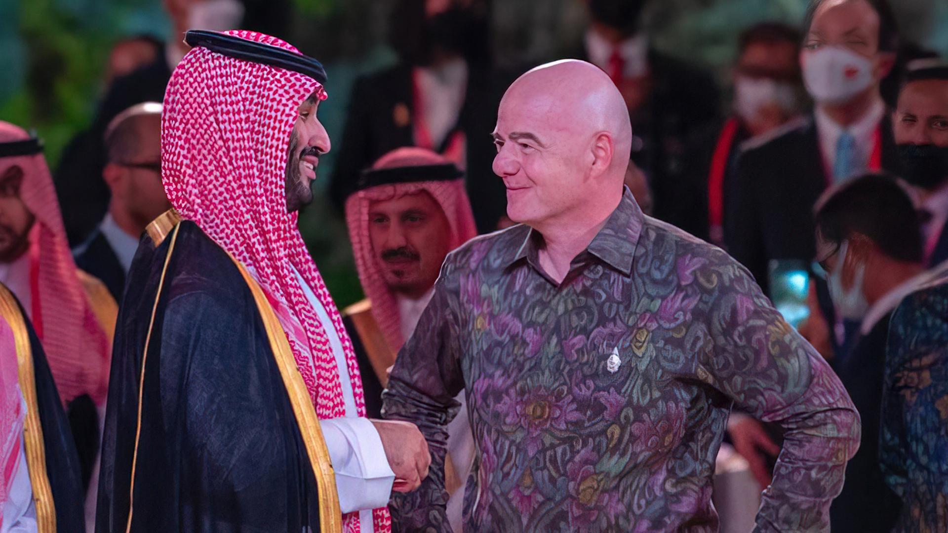 Der saudische Kronprinz Mohammed bin Salman (l.) mit FIFA-Präsident Gianni Infantino während des G20-Gipfels auf Bali im November 2022