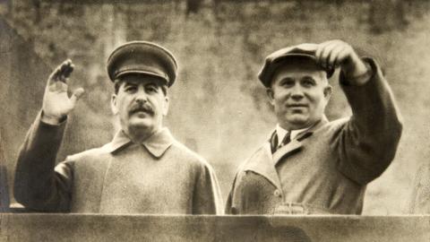 Josef Stalin und Nikita Chruschtschow auf der Tribune des Lenin-Mausoleums. Alte, vergilbte Fotografie (Aufnahmedatum: 01.01.1935-31.12.1937).