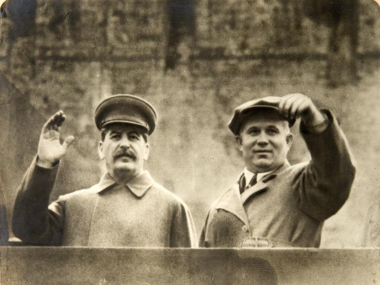 Josef Stalin und Nikita Chruschtschow auf der Tribune des Lenin-Mausoleums. Alte, vergilbte Fotografie (Aufnahmedatum: 01.01.1935-31.12.1937).