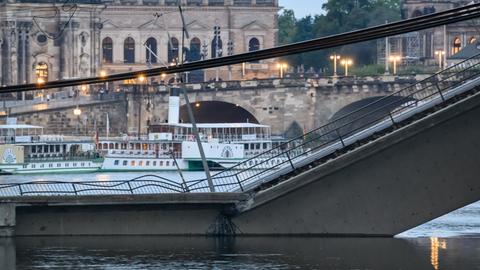 Dresden: Teile der Carolabrücke über der Elbe sind eingestürzt. 