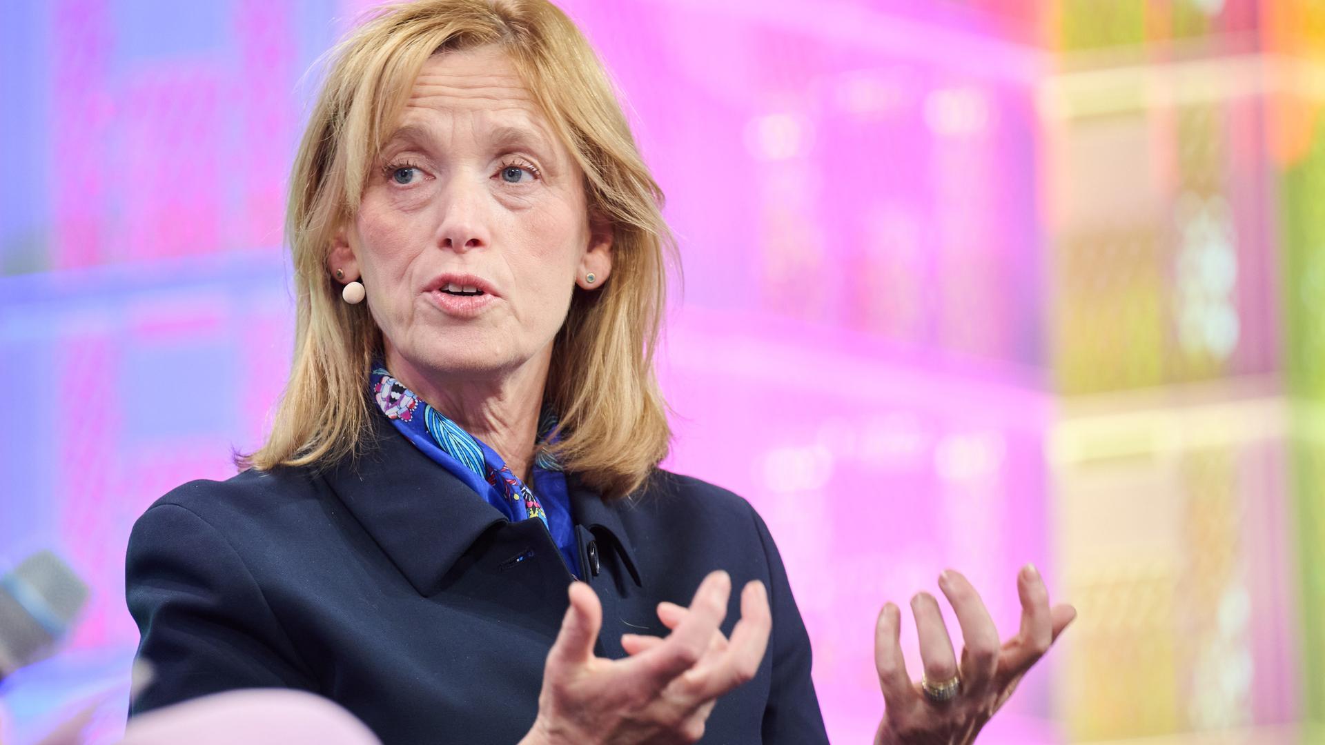 Karin Prien, Bundesministerin für Familie, Senioren, Frauen und Jugend sitzt während der Digitalmesse Republica auf eienr Bühne und spricht. Karin Prien, Bundesministerin für Familie, Senioren, Frauen und Jugend sitzt während der Digitalmesse Republica auf eienr Bühne und spricht.