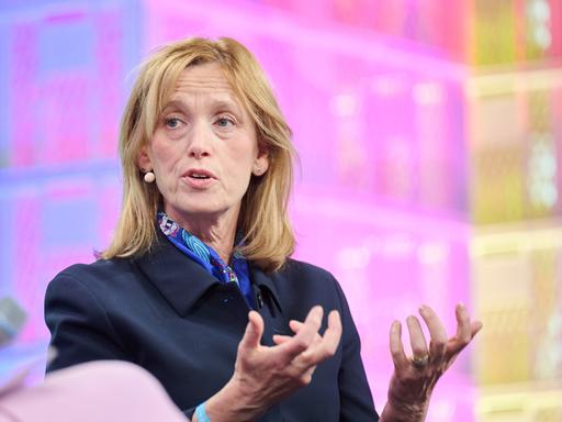 Karin Prien, Bundesministerin für Familie, Senioren, Frauen und Jugend sitzt während der Digitalmesse Republica auf eienr Bühne und spricht.