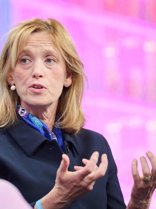 Karin Prien, Bundesministerin für Familie, Senioren, Frauen und Jugend sitzt während der Digitalmesse Republica auf eienr Bühne und spricht. Karin Prien, Bundesministerin für Familie, Senioren, Frauen und Jugend sitzt während der Digitalmesse Republica auf eienr Bühne und spricht.