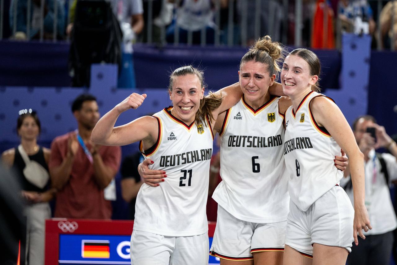 Svenja Brunckhorst, Marie Reichert und Elisa Mevius feiern ihren Sieg bei den Olympischen Spielen in Paris.