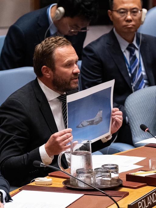 Der Außenminister Estlands, Margus Tsahkna, zeigt ein Foto eines russischen Kampfjets während der Beratung des UN-Sicherheitsrates.