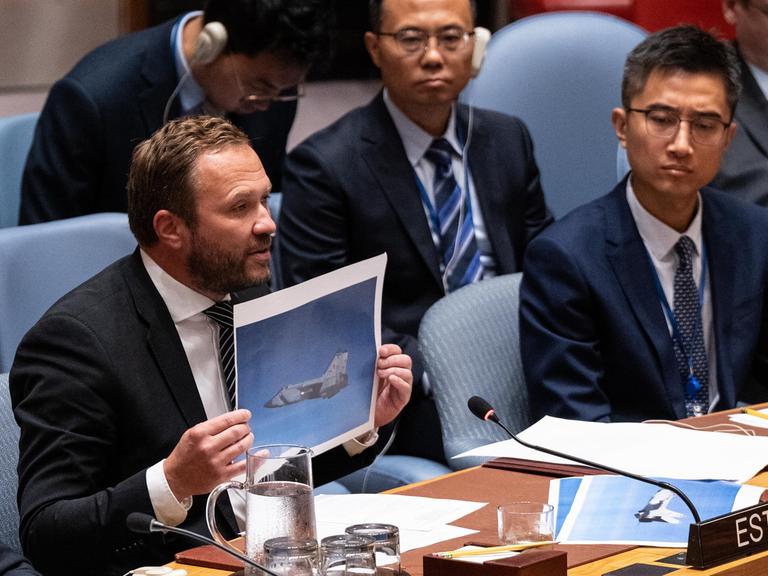 Der Außenminister Estlands, Margus Tsahkna, zeigt ein Foto eines russischen Kampfjets während der Beratung des UN-Sicherheitsrates.