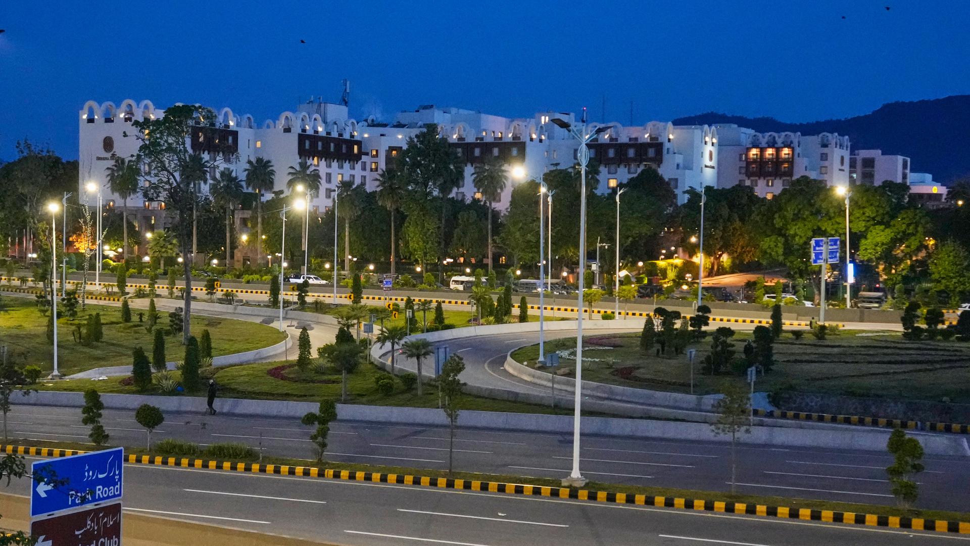 Pakistan, Islamabad: Ein Polizist patrouilliert auf einer Straße in der Nähe des Serena Hotels, dem Veranstaltungsort des US-Iran-Treffens. 