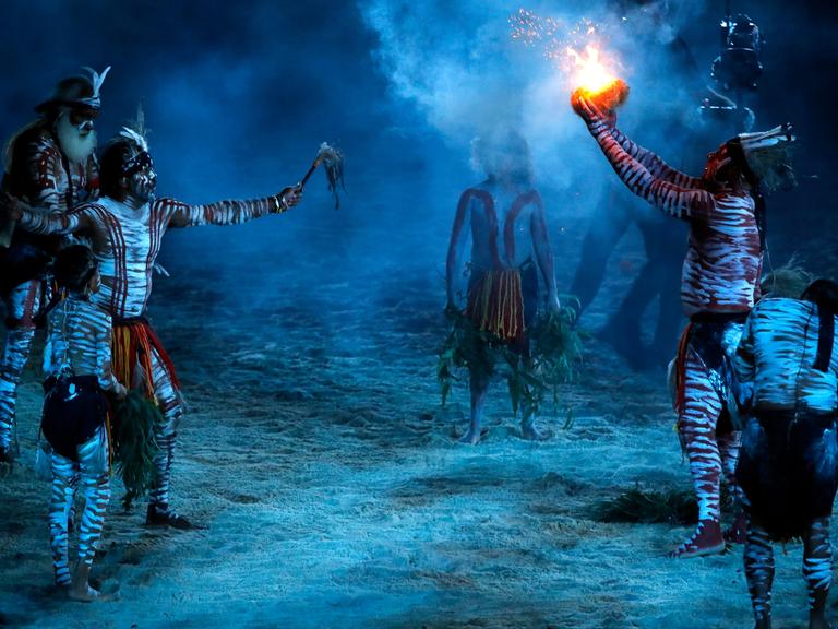 Aborigines führen während der Eröffnungszeremonie der Commonwealth Games 2018 an der Goldküste eine Raucherzeremonie im Carrara-Stadion durch