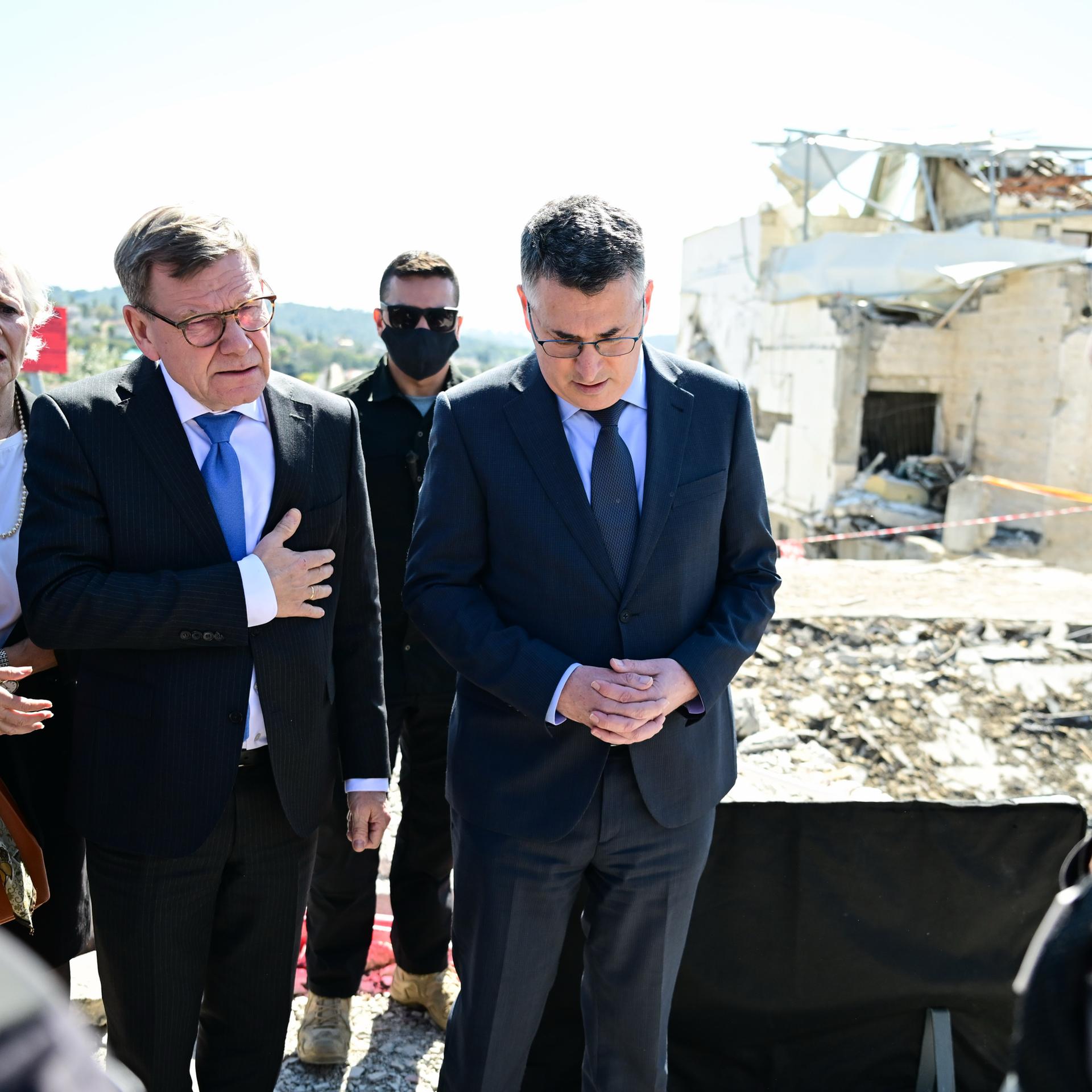 Beit Schemesch: Johann Wadephul (CDU, l), Außenminister, und Gideon Saar, Außenminister von Israel, hören an einer Stelle, an der eine iranische Rakete zu Beginn des Iran-Kriegs mehrere Menschen getötet hatte, Feuerwehrmännern zu.