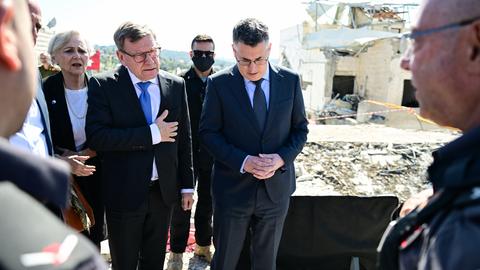 Beit Schemesch: Johann Wadephul (CDU, l), Außenminister, und Gideon Saar, Außenminister von Israel, hören an einer Stelle, an der eine iranische Rakete zu Beginn des Iran-Kriegs mehrere Menschen getötet hatte, Feuerwehrmännern zu.