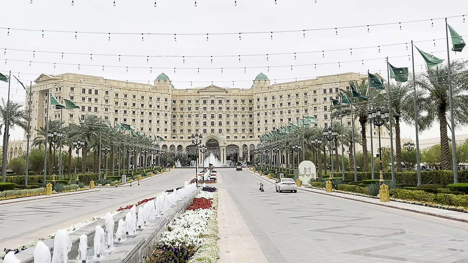 Das Foto zeigt eine Straße, die auf ein großes Gebäude zuführt. Links und rechts stehen Palmen.
DIESES FOTO WIRD VON DER RUSSISCHEN STAATSAGENTUR TASS ZUR VERFÜGUNG GESTELLT.