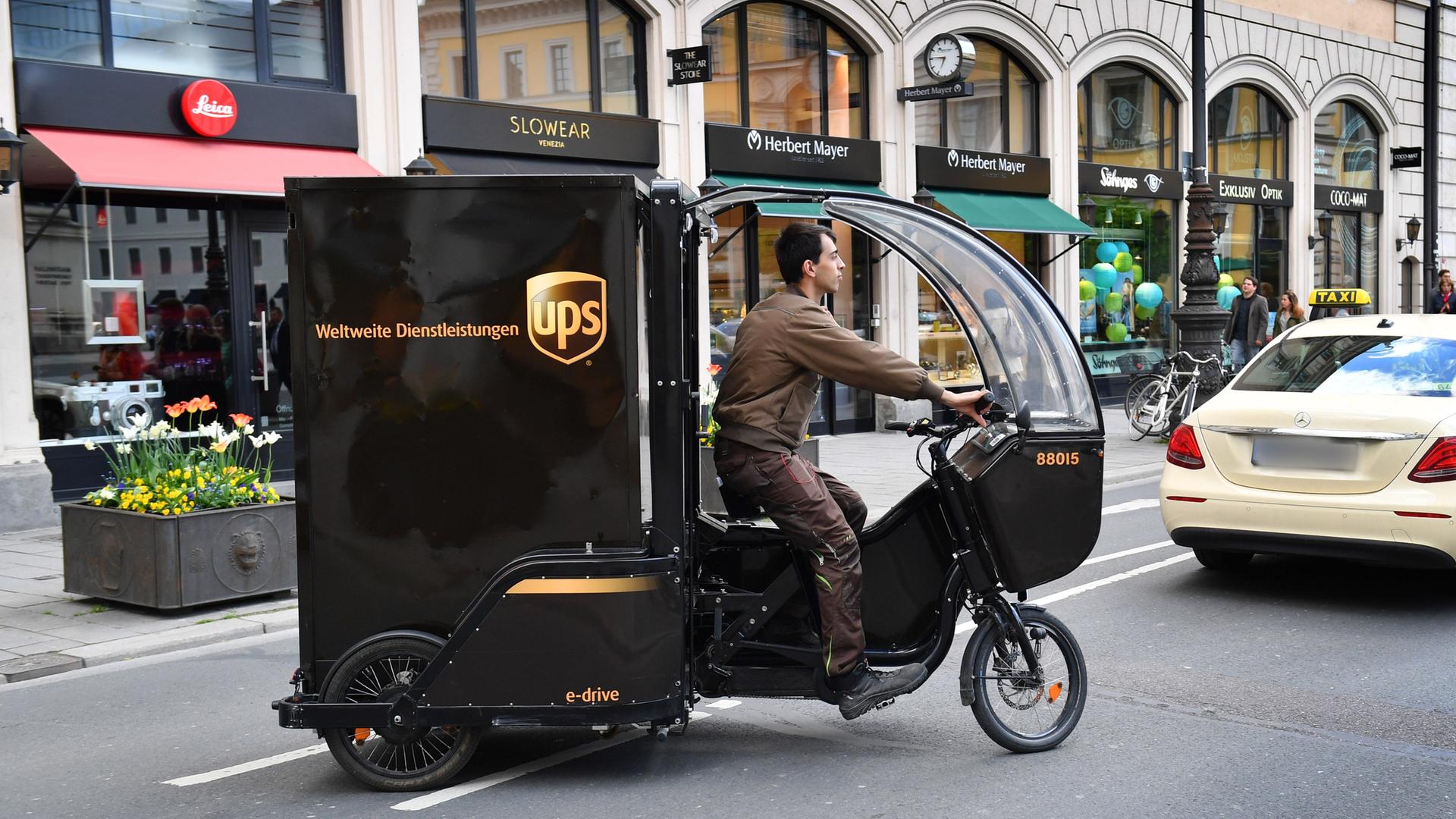 Ein UPS-Paketbote unterwegs mitt einem Rytle Cargo Bike in Muenchen.
