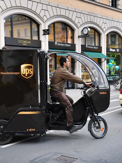 Ein UPS-Paketbote unterwegs mitt einem Rytle Cargo Bike in Muenchen.