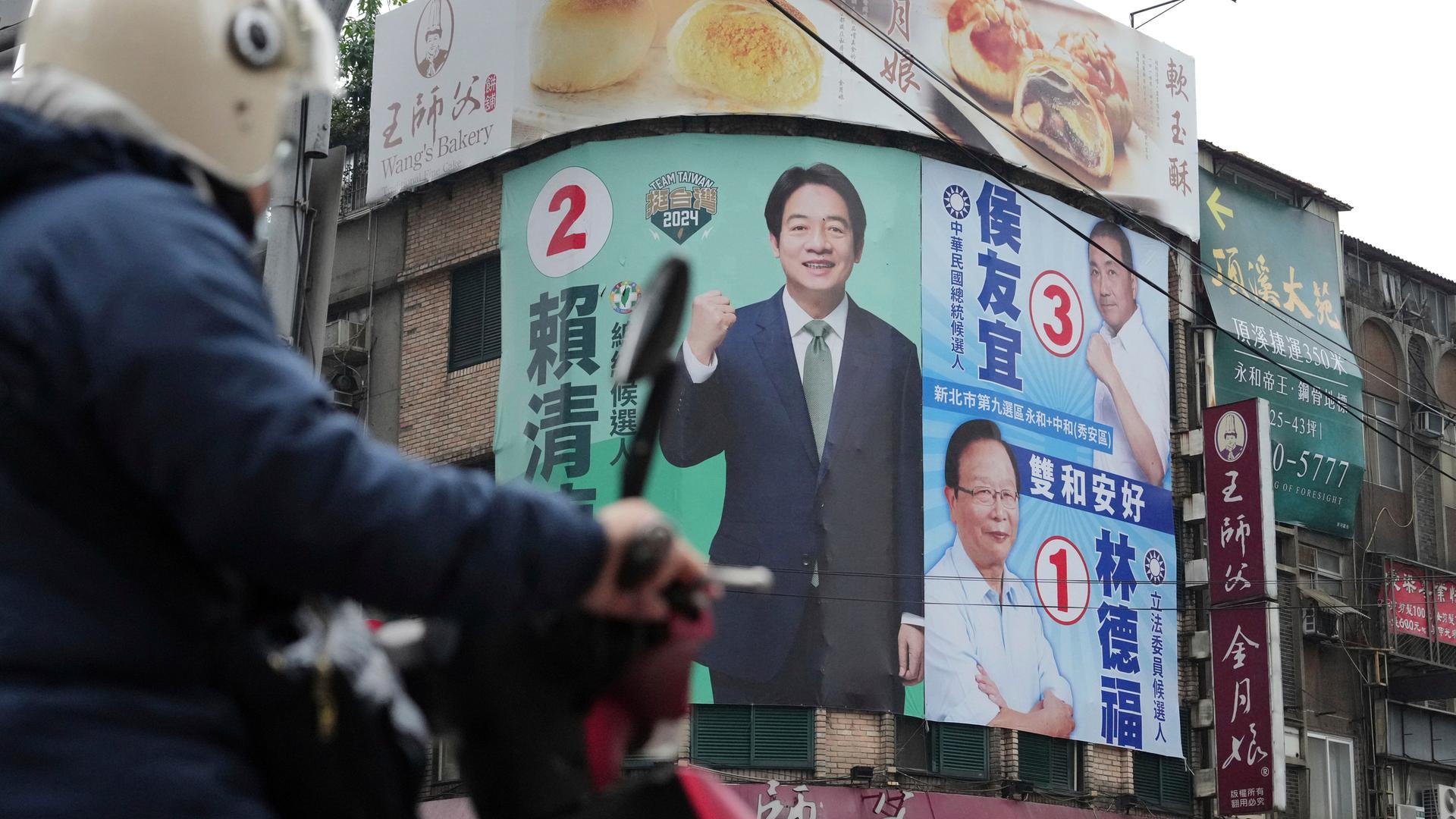 Plakate der taiwanesischen Präsidentschaftskandidaten hängen in Neu-Taipeh an einer Hauswand. 