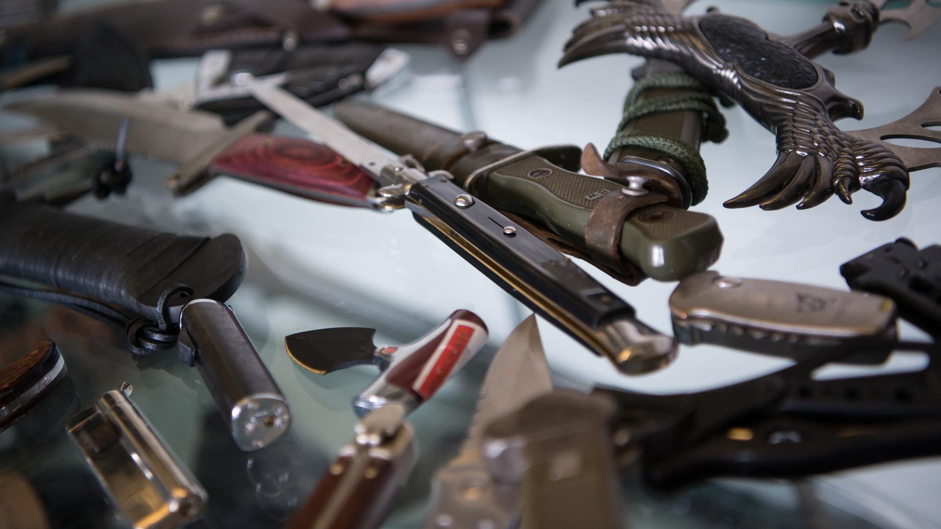 Von der Polizei sichergestellte Waffen liegen auf einem Tisch im Waffenmuseum des bayerischen Landeskriminalamts.